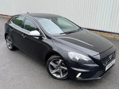 Usado Volvo V40 R-Design 120 CV (88 kW) 2016 Negro Utilitario