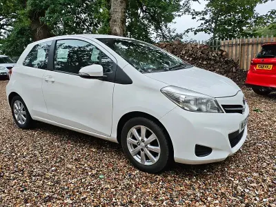 Used Toyota Yaris 99 HP (72 kW) 2013 White Hatchback