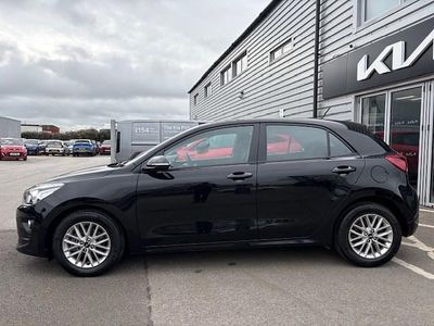 Begagnad Kia Rio 2022 Svart Halvkombi