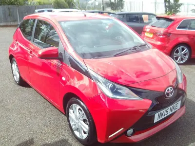 Usado Toyota Aygo x-press 69 HP (50 kW) 2015 Vermelho Citadino