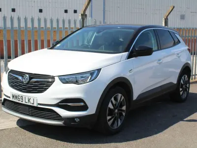 Used Vauxhall Grandland X SRi 130 HP (95 kW) 2019 White SUV