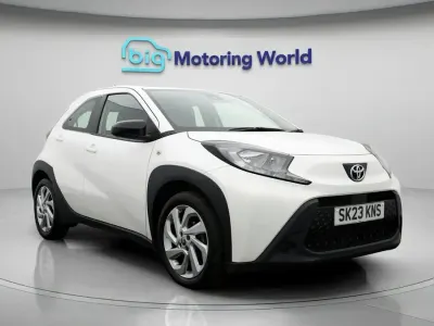 Używany Toyota Aygo X PURE 72 KM (52 kW) 2023 Biały SUV