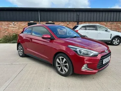 Używany Hyundai i20 SE 84 KM (61 kW) 2015 Czerwony Coupe