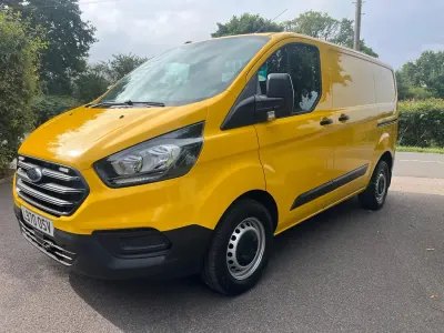 Usado Ford Transit Custom S 130 HP (95 kW) 2021 Amarelo Van