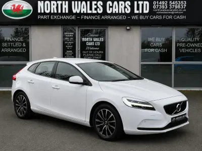 Used Volvo V40 Momentum 120 HP (88 kW) 2016 White Hatchback