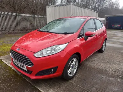 Usado Ford Fiesta Zetec 82 HP (60 kW) 2013 Vermelho Citadino