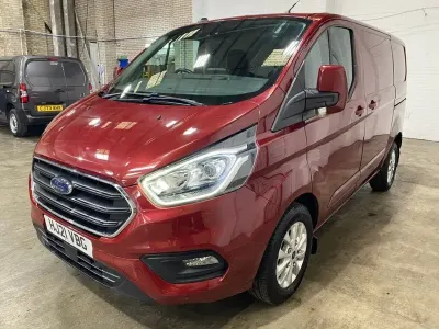 Käytetty Ford Transit Custom Limited 130 HP (95 kW) 2021 Punainen Van