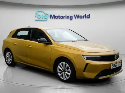 Usado Vauxhall Astra Design Edition 130 CV (95 kW) 2022 Amarillo Utilitario