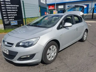 Käytetty Vauxhall Astra 2013 Hopea Viistoperä