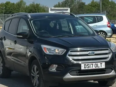Usado Ford Kuga Zetec 150 HP (110 kW) 2017 Preto SUV