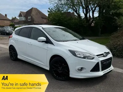 Używany Ford Focus Zetec 125 KM (91 kW) 2012 Biały Hatchback