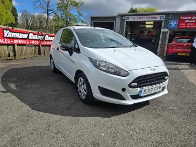 Käytetty Ford Fiesta 2017 Valkoinen Van