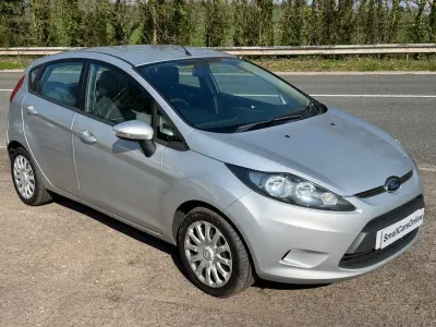 Usado Ford Fiesta 70 HP (51 kW) 2012 Prateado Citadino