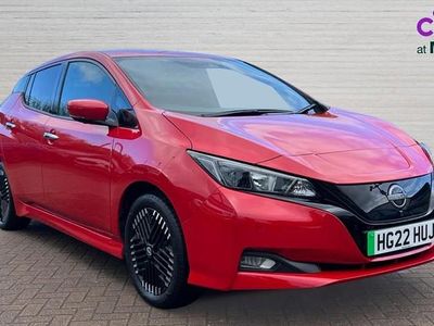 Begagnad Nissan Leaf N-Connecta 110 kW (150 HK) 2022 Röd Halvkombi
