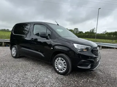 Begagnad Vauxhall Combo Sportive 100 HK (73 kW) 2020 Svart Minibuss