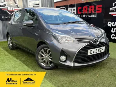 Used Toyota Yaris 99 HP (72 kW) 2015 Grey Hatchback