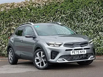 Usado Kia Stonic GT-Line 98 CV (72 kW) 2025 Gris SUV