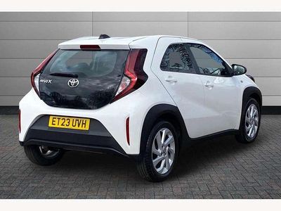 Używany Toyota Aygo X PURE 72 KM (52 kW) 2023 Biały SUV