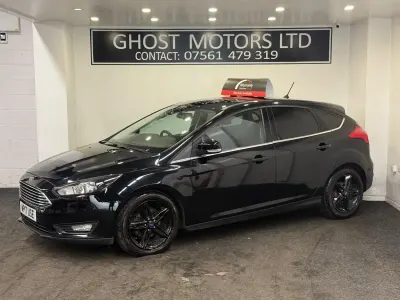 Gebraucht Ford Focus Zetec 125 PS (91 kW) 2017 Schwarz Kleinwagen
