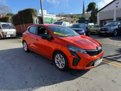 Used Renault Clio Evolution 143 HP (105 kW) 2025 Orange Hatchback