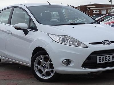 Begagnad Ford Fiesta Zetec 96 HK (70 kW) 2012 Vit Halvkombi