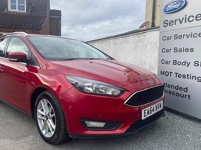 Used Ford Focus Zetec 125 HP (91 kW) 2014 Metallic candy red Estate
