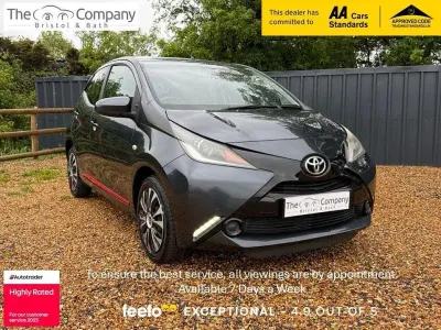 Usado Toyota Aygo X-play 69 HP (50 kW) 2015 Cinzento Citadino