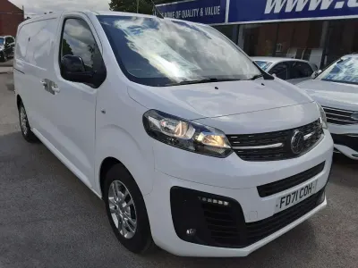 Używany Vauxhall Vivaro Sportive 120 KM (88 kW) 2022 Biały Minivan