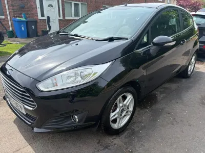 Begagnad Ford Fiesta Zetec 82 HK (60 kW) 2014 Svart Halvkombi
