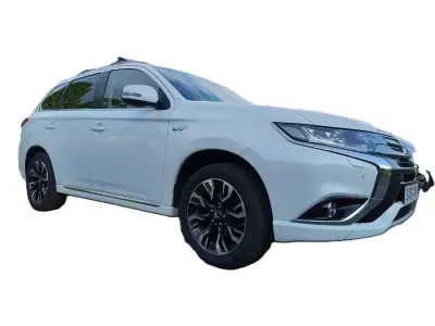 Usado Mitsubishi Outlander P-HEV 200 HP (147 kW) 2016 Branco SUV