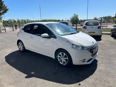 Używany Peugeot 208 Active 68 KM (50 kW) 2014 Biały Hatchback