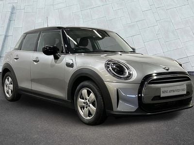 Usado Mini Cooper Classic 134 HP (98 kW) 2023 Prateado Citadino