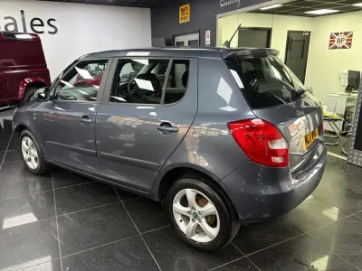 Usado Skoda Fabia SE 105 CV (77 kW) 2011 Gris Utilitario