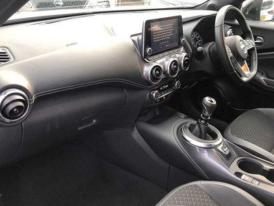 Begagnad Nissan Juke N-Connecta 112 HK (82 kW) 2024 Grå SUV