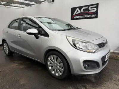 Begagnad Kia Rio 2013 Silver Halvkombi