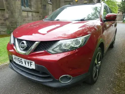 Used Nissan Qashqai N-Connecta 110 HP (80 kW) 2016 Red SUV