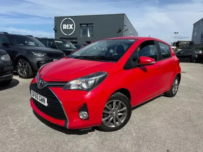 Used Toyota Yaris 99 HP (72 kW) 2015 Red Hatchback