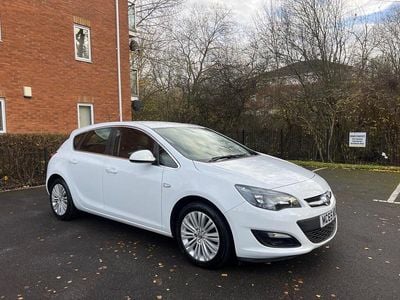 White Used 2015 Vauxhall Astra Excite Hatchback | £3,995 (Good price)