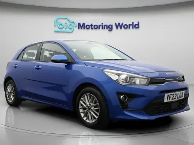 Begagnad Kia Rio 83 HK (61 kW) 2023 Blå Halvkombi
