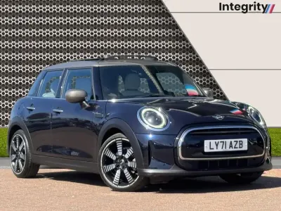 Begagnad Mini Cooper Exclusive 2022 Blå Halvkombi