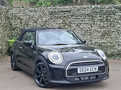 Usado Mini Cooper Cabriolet Exclusive 136 HP (100 kW) 2024 Preto Cabrios
