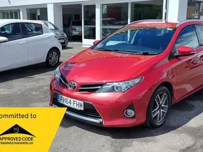 Used Toyota Auris Plus 132 HP (97 kW) 2015 Red
