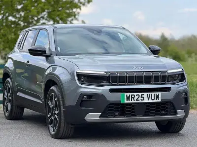 Begagnad Jeep Avenger Summit 114 kW (156 HK) 2025 Grå SUV