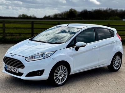 Używany Ford Fiesta Titanium 2015 Biały Hatchback