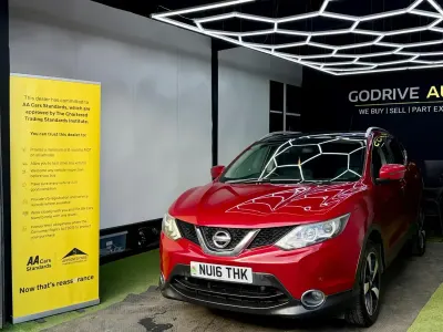 Used Nissan Qashqai N-Connecta 110 HP (80 kW) 2016 Red SUV