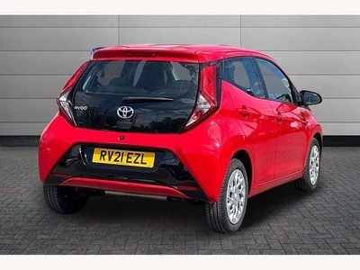 Begagnad Toyota Aygo X-play 72 HK (52 kW) 2021 Röd Halvkombi