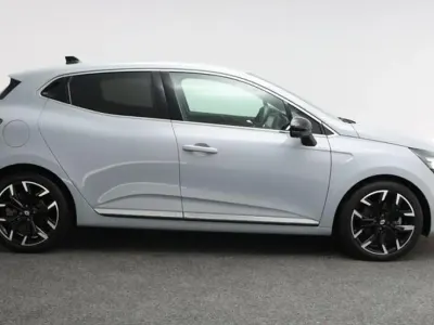 Begagnad Renault Clio V Techno 140 HK (102 kW) 2024 Grå
