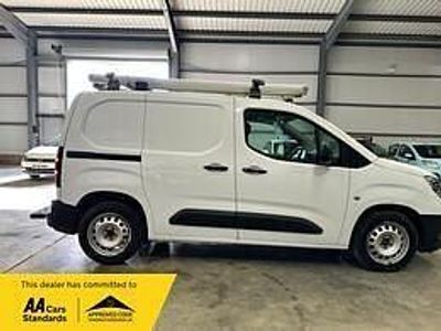 Second-hand Vauxhall Combo Edition 100 CP (73 kW) 2019 Alb Monovolum