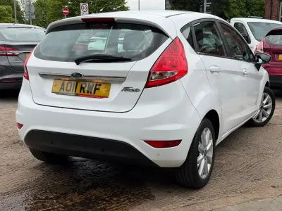 Używany Ford Fiesta Zetec 70 KM (51 kW) 2011 Biały Hatchback