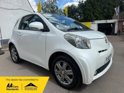Used Toyota iQ 68 HP (50 kW) 2010 White Hatchback